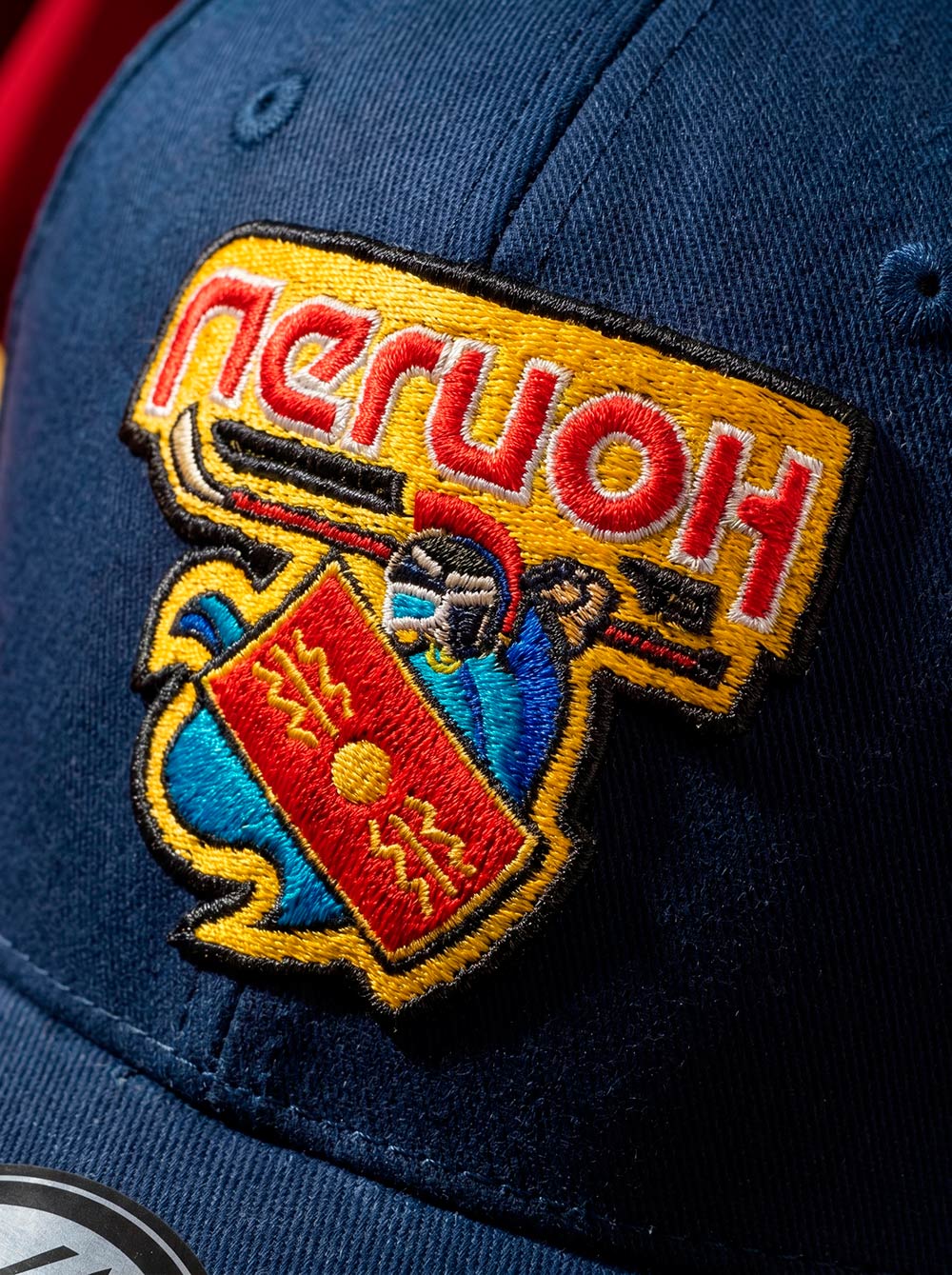 Вышивка логотипа на бейсболке крупным планом – Atributika&Club Teams